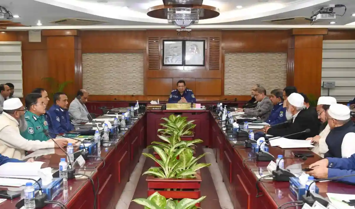 নিরাপত্তা নিয়ে আলোচনা করছে কর্মকর্তারা, আকাশে র্যাবের হেলিকপ্টার টহল. Channel i News - চ্যানেল আই নিউজ