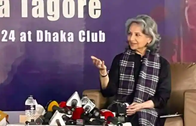 প্রেস কনফারেন্সে নারী বক্তা, বিভিন্ন মিডিয়া ক্যামেরা ও মাইক্রোফোনের সামনে. Channel i News - চ্যানেল আই নিউজ