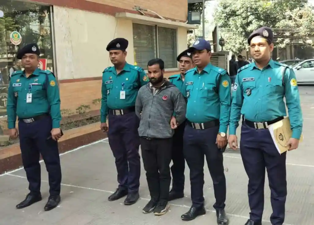 নিরাপত্তা বাহিনী একজন ব্যক্তিকে আটক করেছে. Channel i News - চ্যানেল আই নিউজ