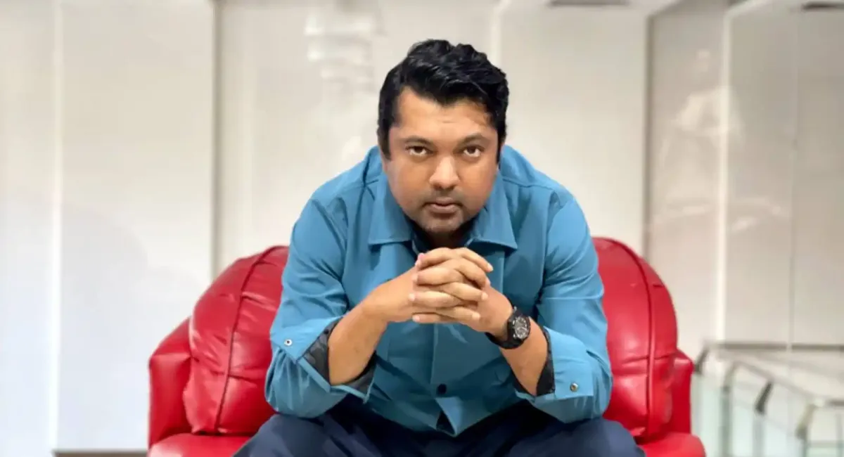 চরিত্র জয়ের ছবি, বাংলাদেশি যুবক বসে আছেন. Channel i News - চ্যানেল আই নিউজ