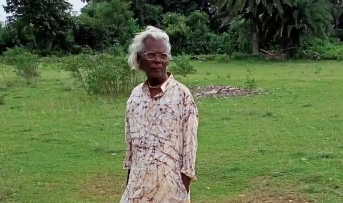 বৃদ্ধা নারী সবুজ মাঠে দাঁড়িয়ে, প্রকৃতি পরিবেশে. Channel i News - চ্যানেল আই নিউজ