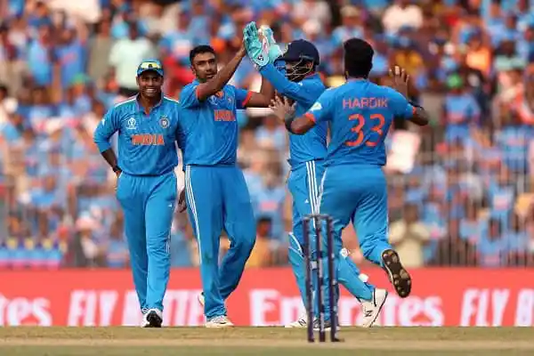 ভারতীয় ক্রিকেটাররা উল্লাসে উদযাপন করছে, মাঠে খেলা চলমান. Channel i News - চ্যানেল আই নিউজ