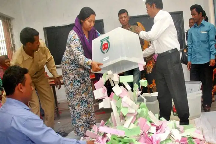 নির্বাচনী কেন্দ্রের ভোট গণনা চলাকালে ভোটের ব্যালট পেপার ছুড়ে ফেলছেন একজন মহিলা. Channel i News - চ্যানেল আই নিউজ