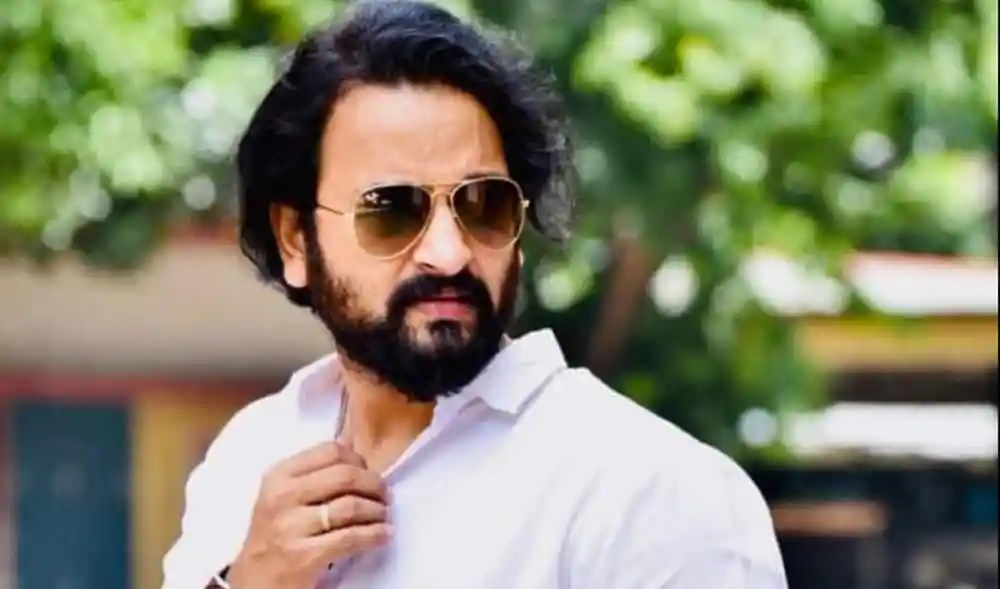অভিনেতা শাকিব খান, সাদা শার্ট ও সানগ্লাসে বুড়িগঙ্গার পাড়ে. Channel i News - চ্যানেল আই নিউজ