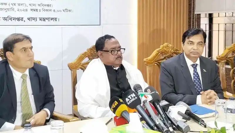 খাদ্যমন্ত্রী চালের দাম নিয়ে সাংবাদিকদের সঙ্গে আলোচনা করছেন. Channel i News - চ্যানেল আই নিউজ