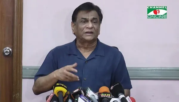 কাজী সালাউদ্দিন কেবিনে বসে সংবাদ সম্মেলনে বক্তব্য দিচ্ছেন. Channel i News - চ্যানেল আই নিউজ