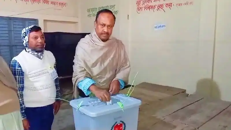 নির্বাচনী কেন্দ্রে ভোটাররা ভোট দিচ্ছেন. Channel i News - চ্যানেল আই নিউজ