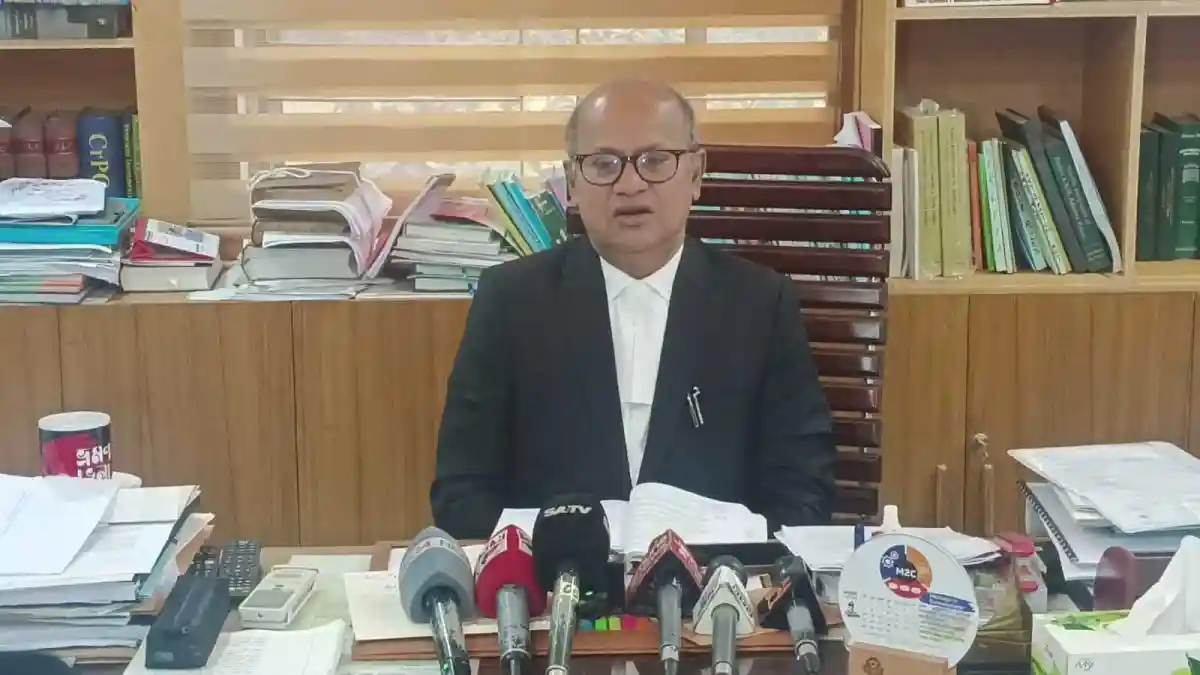 অ্যাটর্নি জেনারেল সংবিধান অনুযায়ী নির্বাচন ও মন্ত্রিসভা গঠনের বিষয়ে আলোচনা করছেন. Channel i News - চ্যানেল আই নিউজ