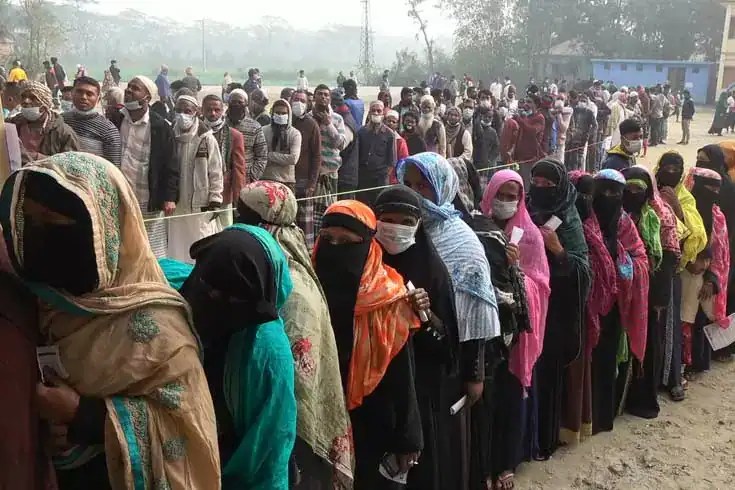 বিভিন্ন বয়সের মানুষ ভোট কেন্দ্রে লাইনে দাঁড়িয়ে. Channel i News - চ্যানেল আই নিউজ