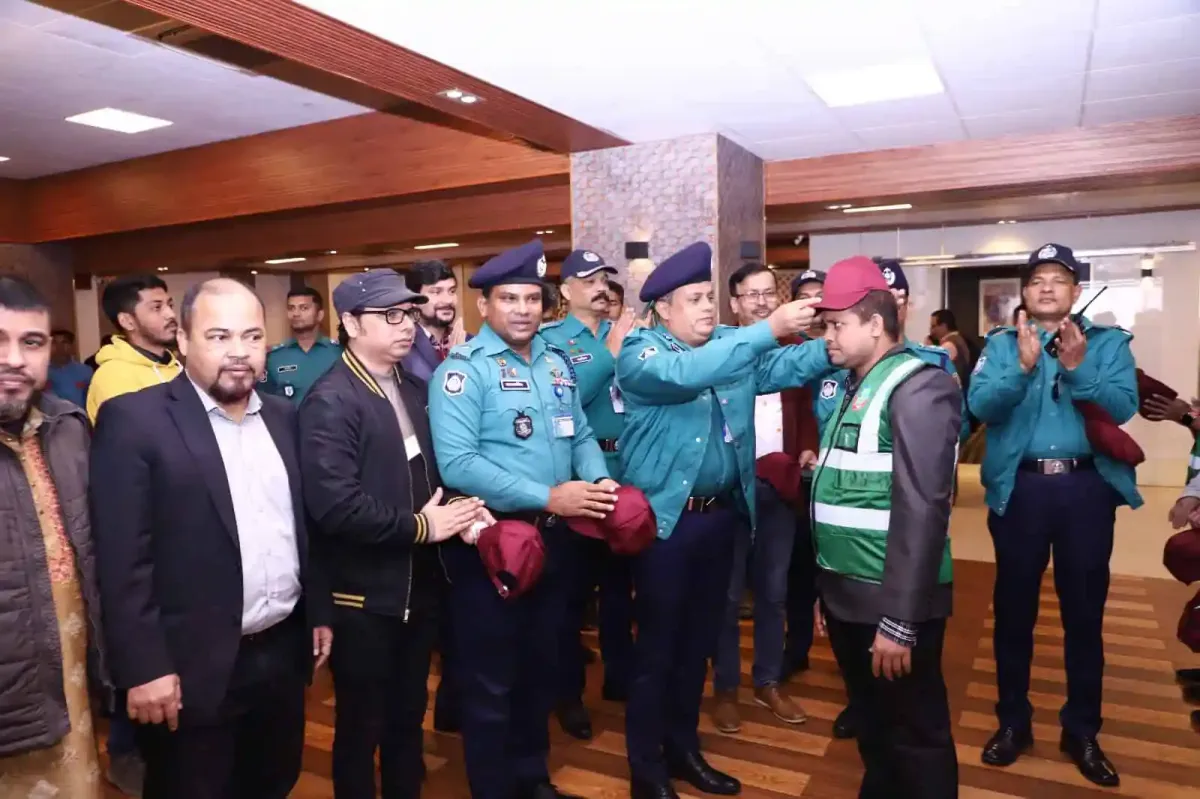 কমিউনিটি ট্রাফিক পুলিশের শুভযাত্রা অনুষ্ঠানে পুলিশ সদস্যরা. Channel i News - চ্যানেল আই নিউজ