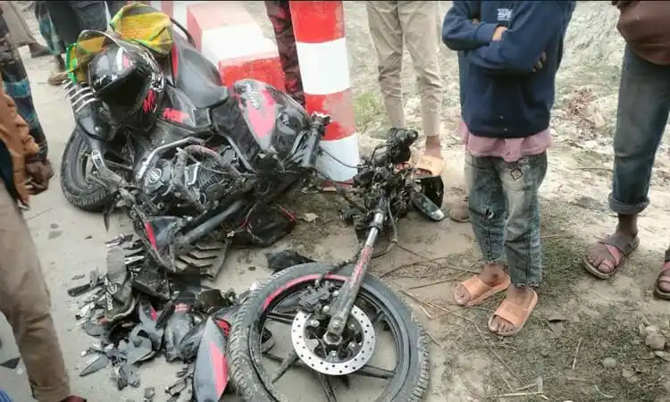 ঘন কুয়াশায় নসিমন-মোটরসাইকেল সংঘর্ষের ছবি, আহত ও নিহতের খবর. Channel i News - চ্যানেল আই নিউজ
