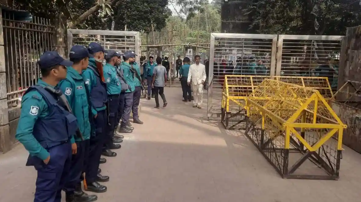 নিরাপত্তা বাহিনী তিন স্তরের নিরাপত্তায় সোহরাওয়ার্দী উদ্যানের প্রবেশপথে. Channel i News - চ্যানেল আই নিউজ