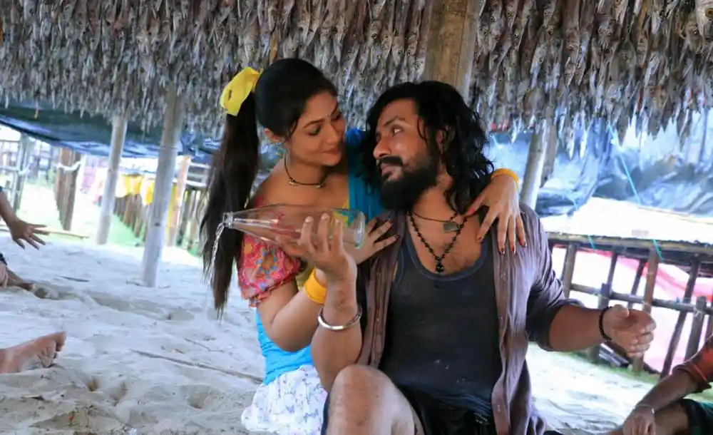 তামিল স্টাইলে স্বামী ও নায়িকা আঁচল ছবি, প্রেমের মুহূর্তে রোমান্টিক দৃশ্য. Channel i News - চ্যানেল আই নিউজ