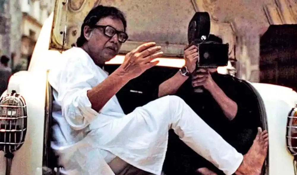 অঞ্জন দত্তের ছবি, তিনি একটি গাড়ির ভিতরে বসে থাকছেন. Channel i News - চ্যানেল আই নিউজ
