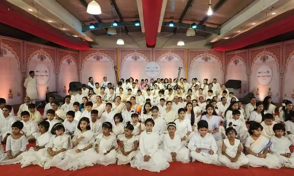 শিক্ষার্থীরা শুদ্ধ সংগীতের প্রশিক্ষণ নিচ্ছে, সুন্দর পরিবেশে অনুষ্ঠান. Channel i News - চ্যানেল আই নিউজ