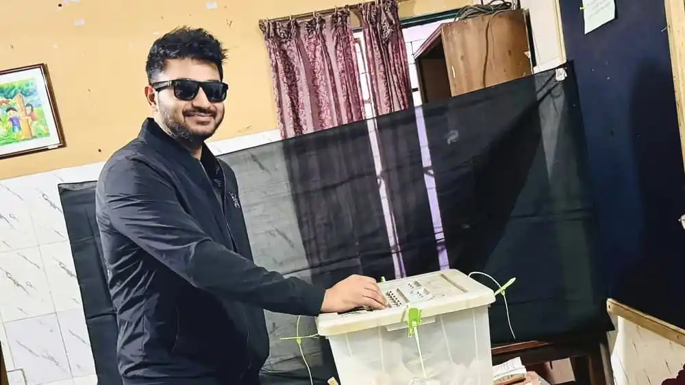 বিপ্লবী বাপ্পী ভোট দিয়ে বললেন, রাজনীতিতে আসবো. Channel i News - চ্যানেল আই নিউজ