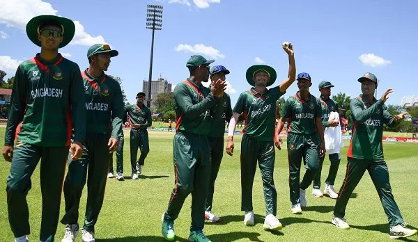 বাংলাদেশ ক্রিকেট দলের খেলোয়াড়রা মাঠে জিতের উল্লাসে উদযাপন করছে. Channel i News - চ্যানেল আই নিউজ