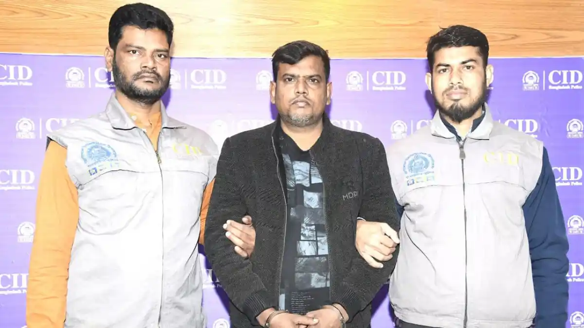 তল্লাশি অভিযানে উদ্ধার হওয়া স্বর্ণের বারসহ তিনজন আটক. Channel i News - চ্যানেল আই নিউজ