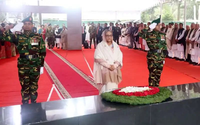 প্রধানমন্ত্রী বঙ্গবন্ধুর প্রতিকৃতিতে শ্রদ্ধা নিবেদন করছেন. Channel i News - চ্যানেল আই নিউজ