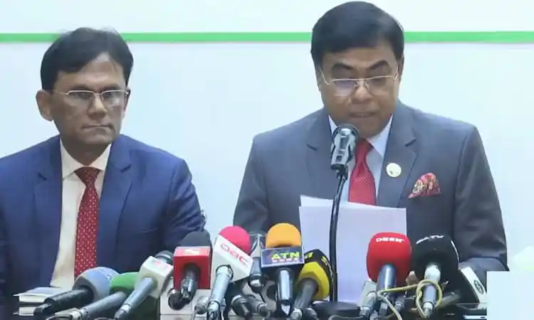 বাংলাদেশের নির্বাচন কমিশনের কর্মকর্তারা সংবাদ সম্মেলনে বক্তব্য দিচ্ছেন. Channel i News - চ্যানেল আই নিউজ