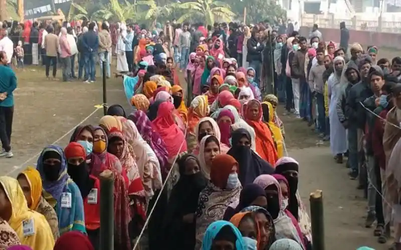 নির্বাচনে ভোটাররা দীর্ঘ লাইনে দাঁড়িয়ে আছেন, বিদেশি পর্যবেক্ষকরা উপস্থিত. Channel i News - চ্যানেল আই নিউজ