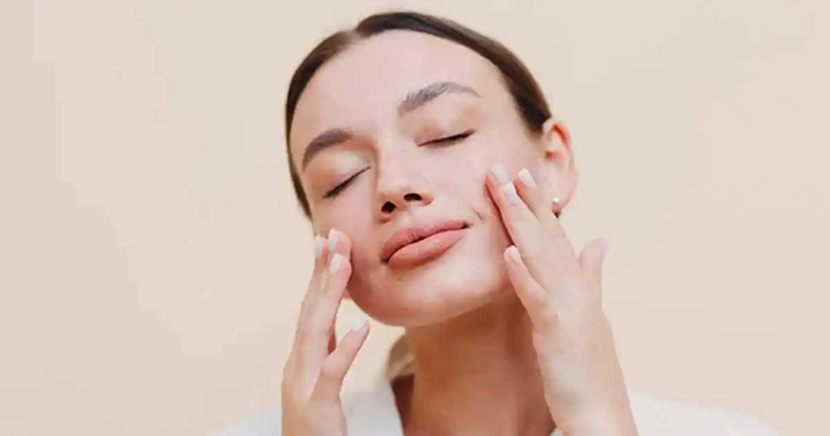 শীতে ত্বকের যত্ন নেওয়ার জন্য নারীর মুখে moisturizer লাগাচ্ছেন. Channel i News - চ্যানেল আই নিউজ