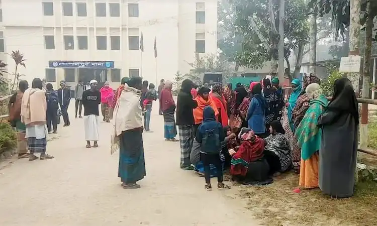 জনগণ ভিড় করে হাসপাতালে চিকিৎসার জন্য অপেক্ষা করছে. Channel i News - চ্যানেল আই নিউজ