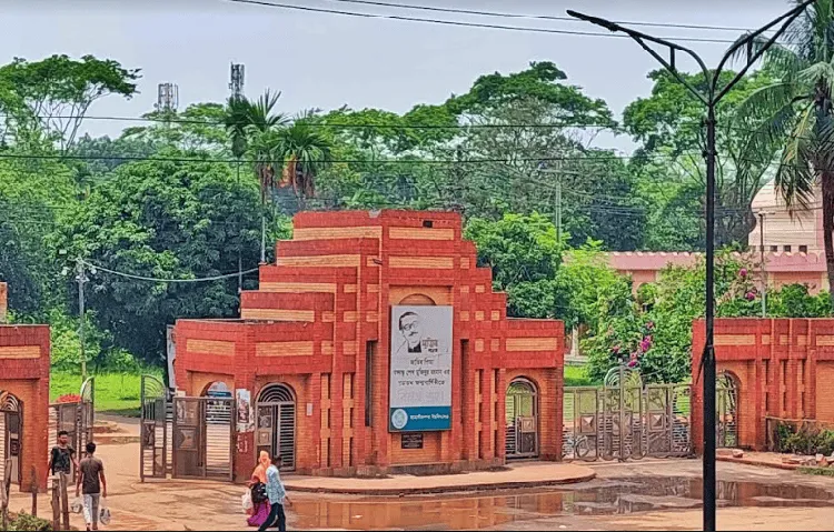 জাহাঙ্গীরনগর বিশ্ববিদ্যালয়ের প্রবেশদ্বার ও দর্শনার্থীরা. Channel i News - চ্যানেল আই নিউজ