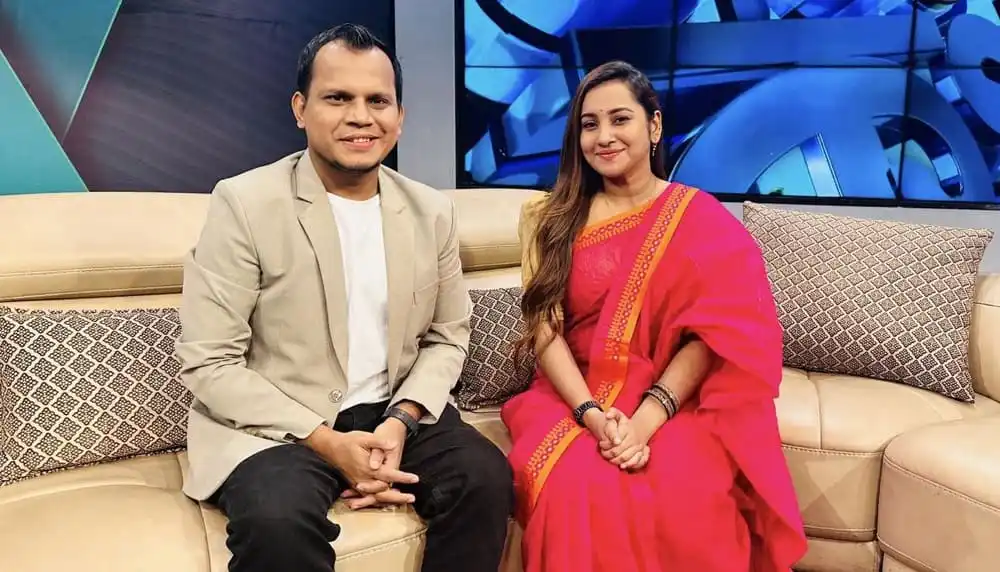 আনিসা ও তার সহকর্মী চ্যানেল আই অনলাইনের স্টুডিওতে বসে. Channel i News - চ্যানেল আই নিউজ