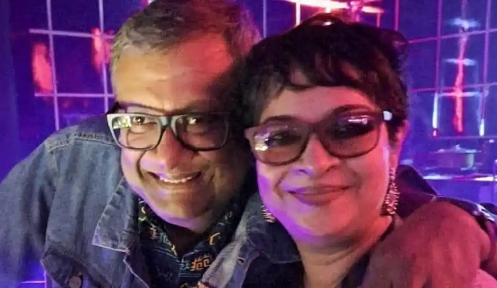 দুটি মানুষ হাসিমুখে ক্যামেরার জন্য পোজ দিচ্ছে. Channel i News - চ্যানেল আই নিউজ