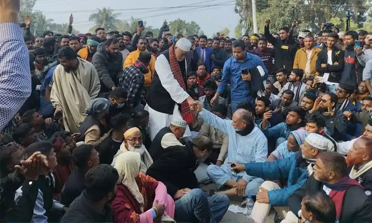 জনতা সড়কে অবস্থান করে প্রতিবাদ জানাচ্ছে, নেতাদের সাথে সংযোগ স্থাপন।. Channel i News - চ্যানেল আই নিউজ
