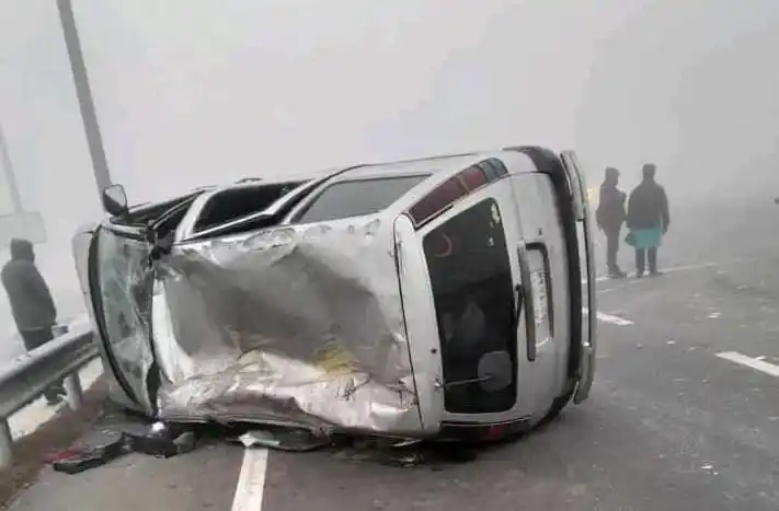 বঙ্গবন্ধু টানেলের মুখে মাইক্রোবাস উল্টে আহত ৭, দুর্ঘটনা স্থানের ছবি. Channel i News - চ্যানেল আই নিউজ