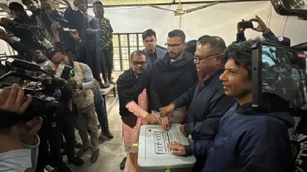 মাশরাফী ভোট দিয়ে বললেন ‘বাকিটা শেষ হলেই বোঝা যাবে’. Channel i News - চ্যানেল আই নিউজ