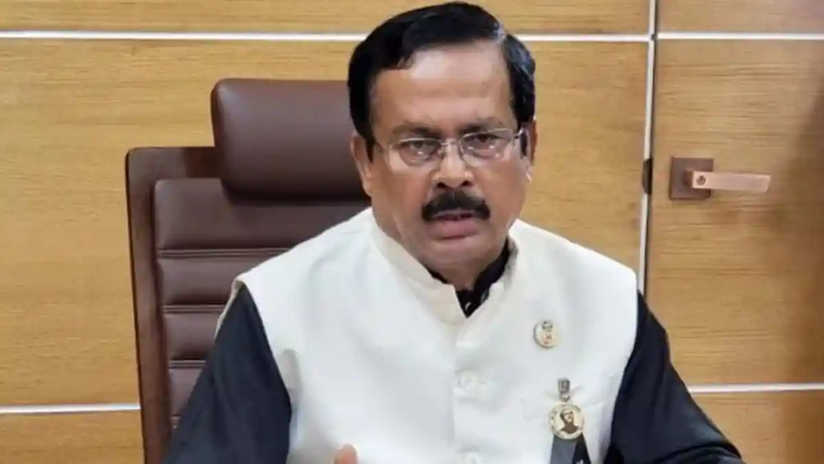 বস্ত্র ও পাটমন্ত্রী সাংবাদিকদের সঙ্গে আলোচনা করছেন. Channel i News - চ্যানেল আই নিউজ