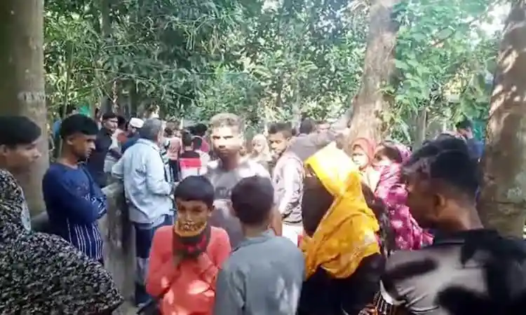 বনজঙ্গলে জনসমাগম, তদন্তের জন্য লোকজনের ভিড়. Channel i News - চ্যানেল আই নিউজ