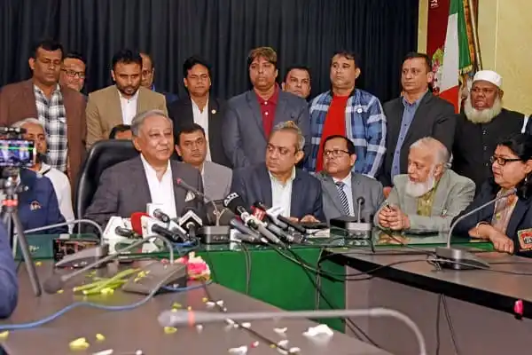 নাজমুল হাসান ও অন্যান্য কর্মকর্তাদের সঙ্গে সংবাদ সম্মেলনে উপস্থিতি।. Channel i News - চ্যানেল আই নিউজ