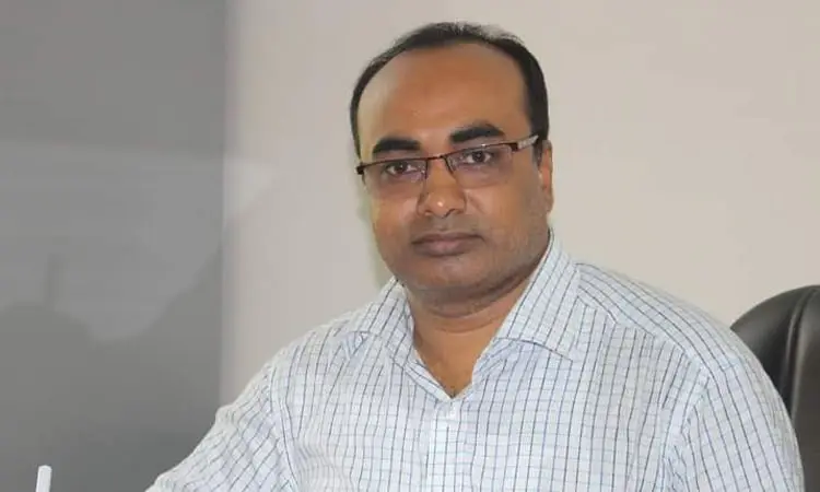 রাবি অধ্যাপক ড. শামসুজ্জোহা এছামীর ছবি, পাসে বসে।. Channel i News - চ্যানেল আই নিউজ