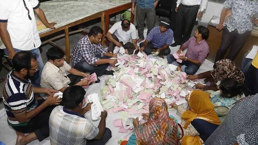বিএনপি নেতারা ভোট বর্জন ও স্যালুট প্রদর্শন করছেন. Channel i News - চ্যানেল আই নিউজ