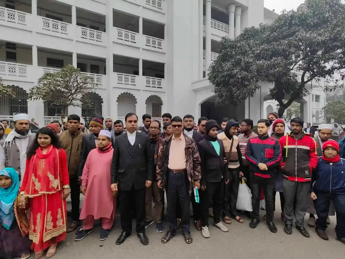 শিক্ষক নিয়োগের জন্য মানববন্ধনে অংশগ্রহণকারীরা. Channel i News - চ্যানেল আই নিউজ