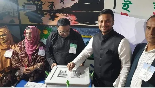 নির্বাচনী ভোট গণনা কেন্দ্রে ভোটার ও কর্মকর্তারা. Channel i News - চ্যানেল আই নিউজ