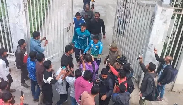 জনসমাগমের মধ্যে পুলিশ ও সাধারণ মানুষ, নিরাপত্তা ও পর্যবেক্ষণ. Channel i News - চ্যানেল আই নিউজ