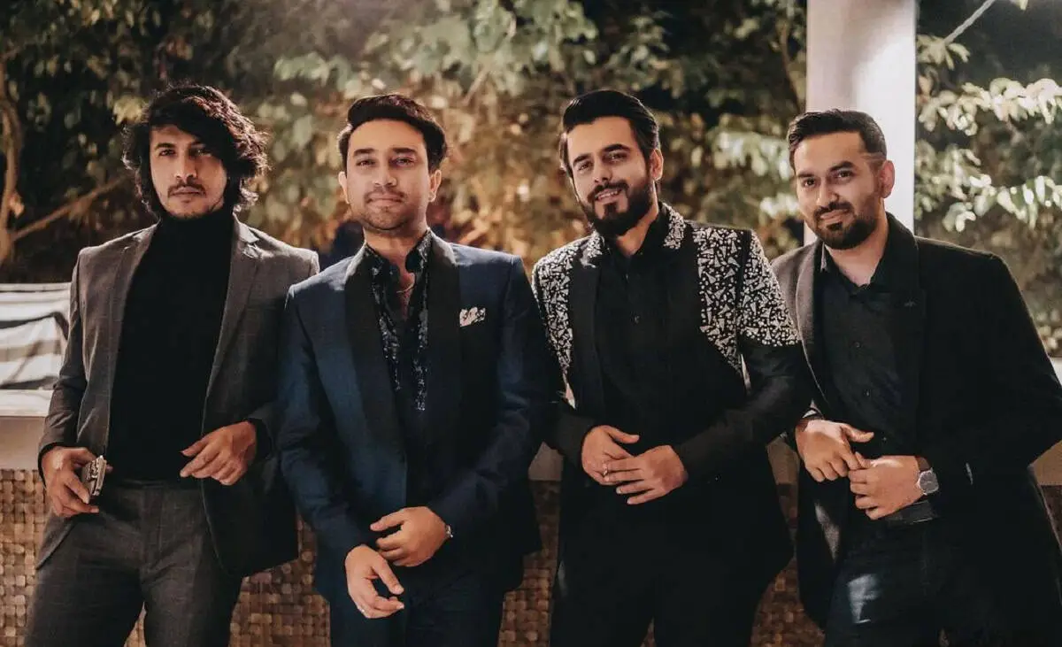 চারজন যুবক বন্ধুদের সঙ্গে হাসিমুখে ছবি তুলছেন।. Channel i News - চ্যানেল আই নিউজ
