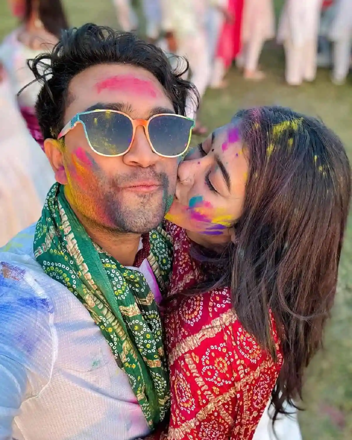 প্রেমিক প্রেমিকা হোলি উৎসবে রঙের খেলায় মেতে উঠেছেন. Channel i News - চ্যানেল আই নিউজ
