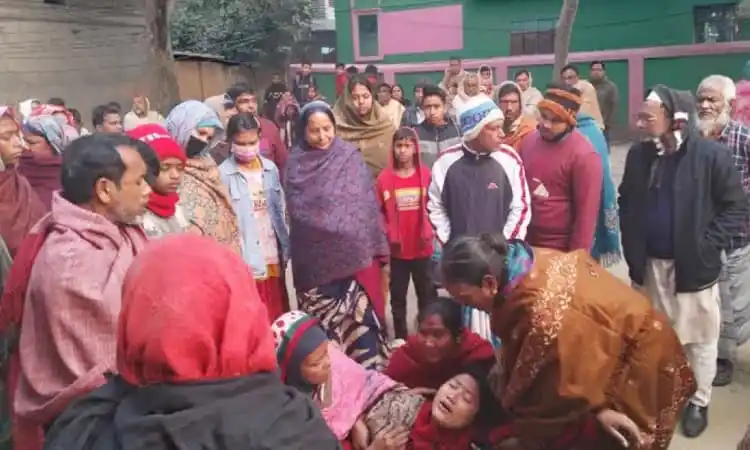 শোকাহত পরিবারের সদস্যরা নিহতের জন্য শোক প্রকাশ করছে. Channel i News - চ্যানেল আই নিউজ