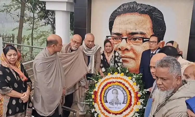 বাংলাদেশের বিভিন্ন পেশাজীবী ও নেতৃবৃন্দ স্মরণসভায় অংশগ্রহণ করছে।. Channel i News - চ্যানেল আই নিউজ