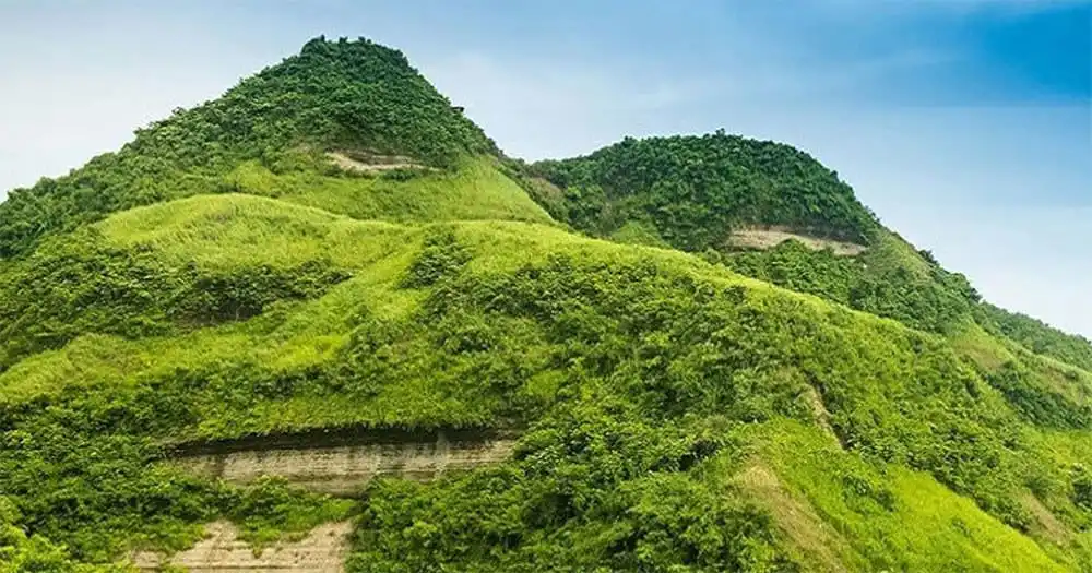 প্রাকৃতিক সবুজ পাহাড়ের দৃশ্য, শান্ত ও মনোরম পরিবেশ. Channel i News - চ্যানেল আই নিউজ