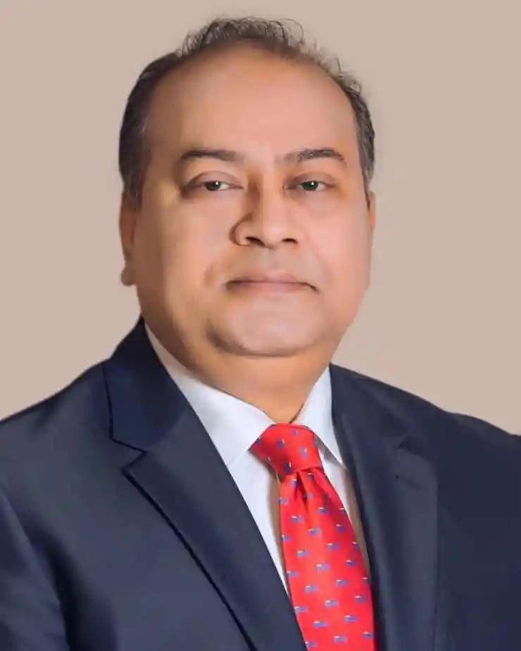 বিশ্লেষক ব্যক্তির পেশাদার ছবি, পরিপাটি পোশাক পরা. Channel i News - চ্যানেল আই নিউজ