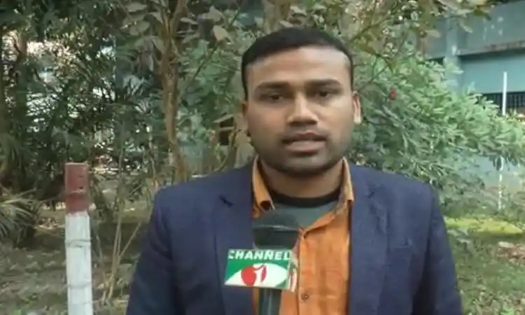 বাংলাদেশের একজন সংবাদ প্রতিবেদক, পত্রিকা ও ক্যামেরার সঙ্গে কথা বলছেন. Channel i News - চ্যানেল আই নিউজ