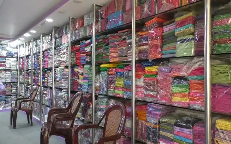 শাড়ির দোকানে বিভিন্ন রঙের শাড়ির বিশাল সংগ্রহ দেখানো হচ্ছে. Channel i News - চ্যানেল আই নিউজ