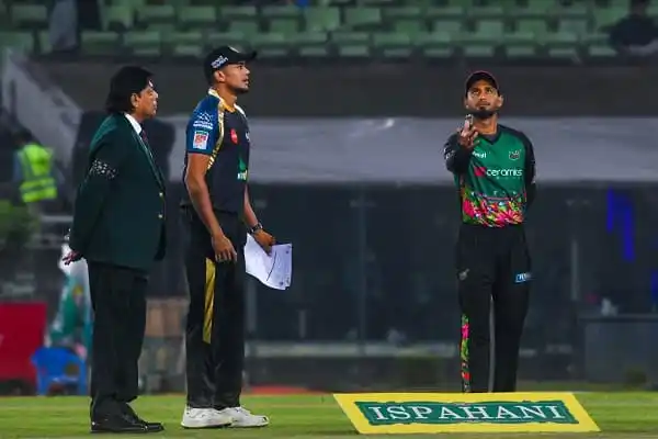 ঢাকা অধিনায়ক বদলানোর সময় ক্রিকেটার ও কর্মকর্তাদের দৃশ্য. Channel i News - চ্যানেল আই নিউজ